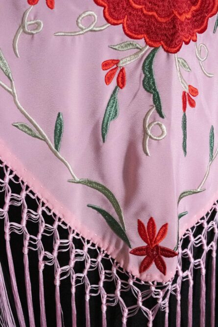 Mantón rosa bebé bordado en multicolor - Imagen 2