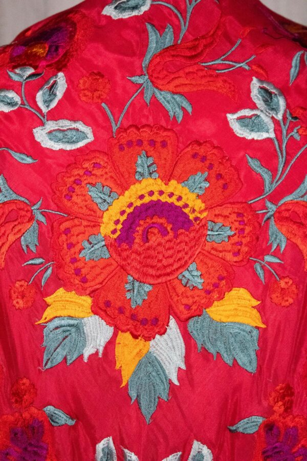 Mantoncillo Araceli de seda rojo bordado multicolor
