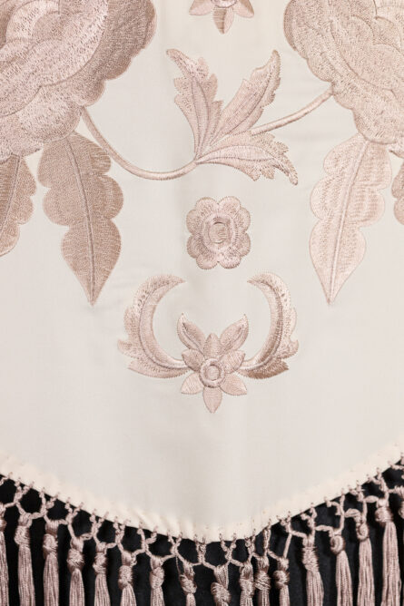 Mantón Amara Beige bordado en nude - Imagen 3