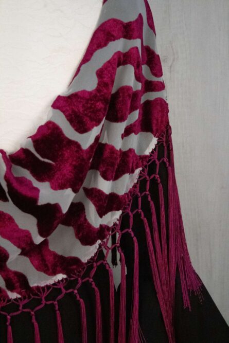 Mantón niña cebra de terciopelo morado - Imagen 2