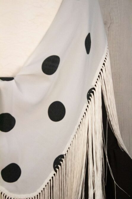 Mantón niña blanco lunares negros - Imagen 2