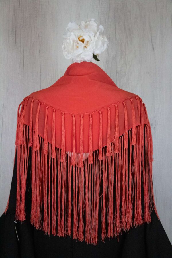 Mantón coral oscuro fleco y borlón