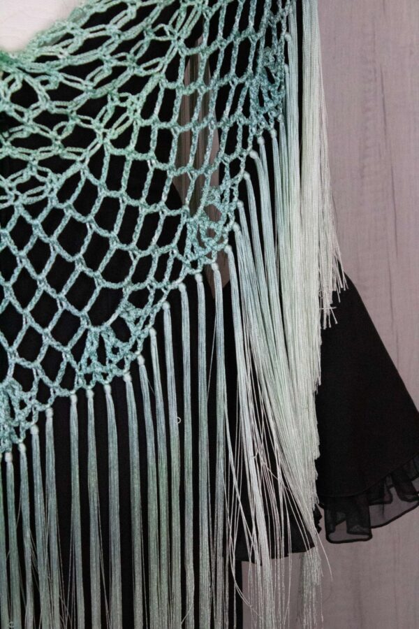 Mantón azul enrejado con fleco degradado