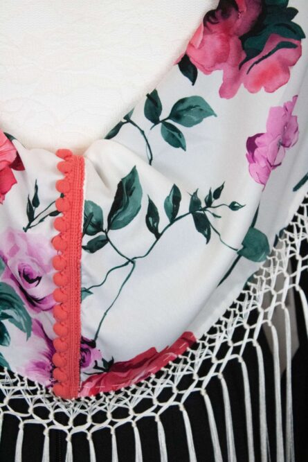 Mantón niña flores y bordado - Imagen 2