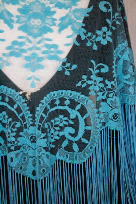 Mantón bordado en azul - Imagen 2