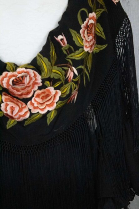 Mantón negro bordado en multicolor - Imagen 2