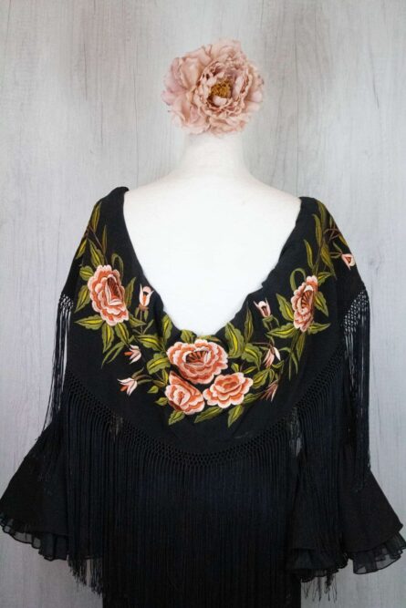 Mantón negro bordado en multicolor - Imagen 1