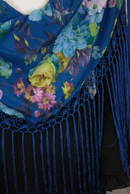 Mantón niña azul estampado de flores - Imagen 2