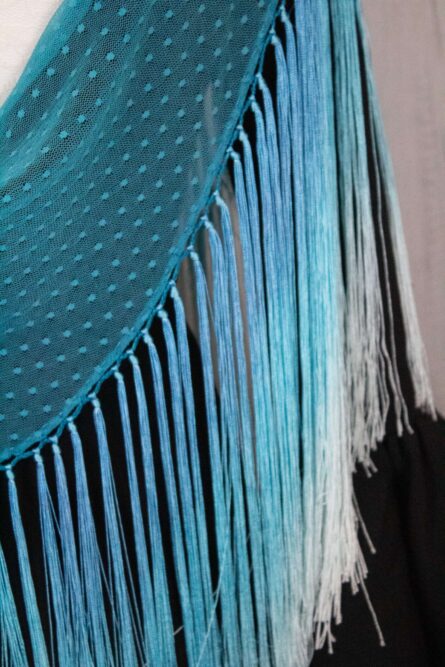 Mantón plumeti azul fleco degradado - Imagen 2
