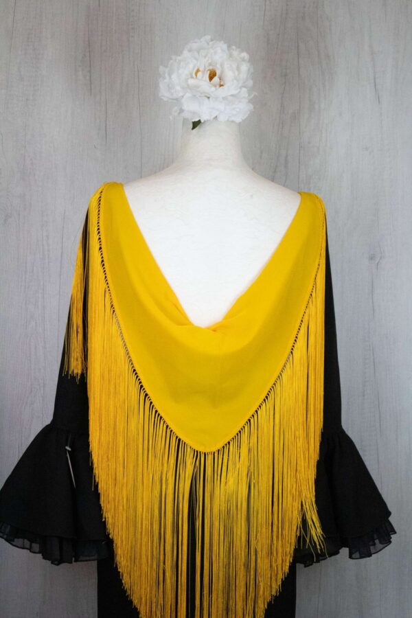 Mantón niña amarillo