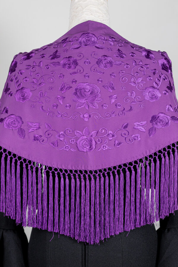 Mantón Carmen Morado bordado en su tono