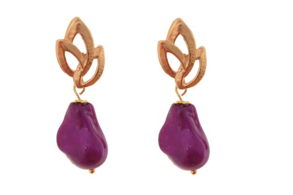 Pendiente de piedras nácar morado con cabezal de hojas