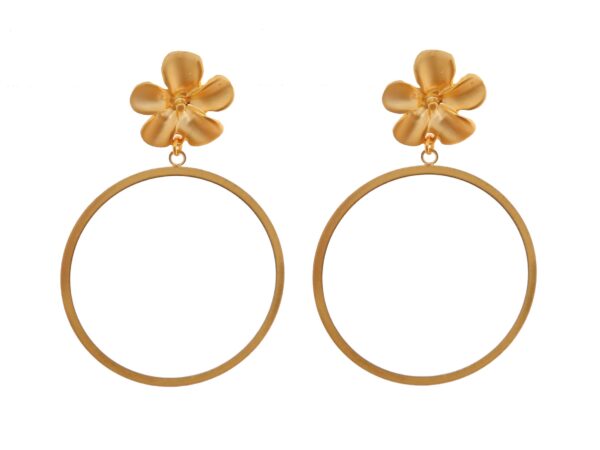 Pendientes dorados de aro fino y margaritas