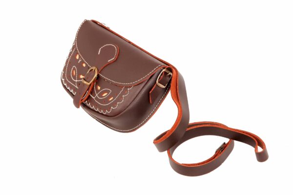Bolso-bandolera rociero de piel color Engrasado con fondo Beige