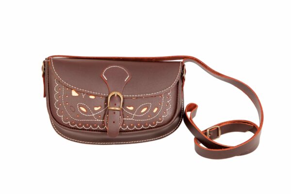 Bolso-bandolera rociero de piel color Engrasado con fondo Beige