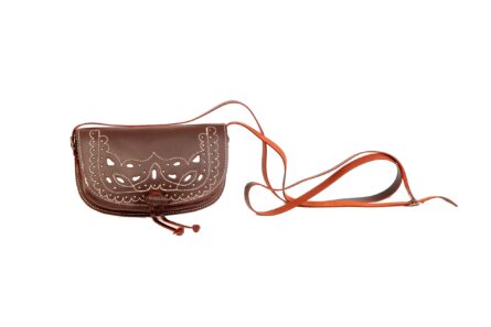 Bolso-bandolera de piel color  Engrasado con fondo Blanco - Imagen 4