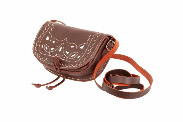 Bolso-bandolera de piel color Engrasado con fondo Blanco