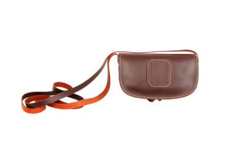 Bolso-bandolera de piel color  Engrasado con fondo Blanco - Imagen 3