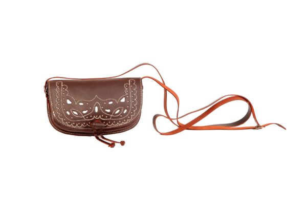 Bolso-bandolera de piel color Engrasado con fondo Blanco