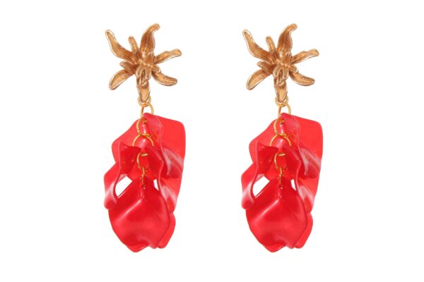 Pendientes de pétalos en color rojo con cabezal de hojas