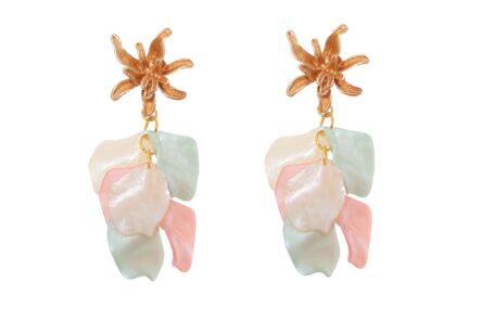 Pendientes de pétalos en colores pastel con cabezal de flor - Imagen 1