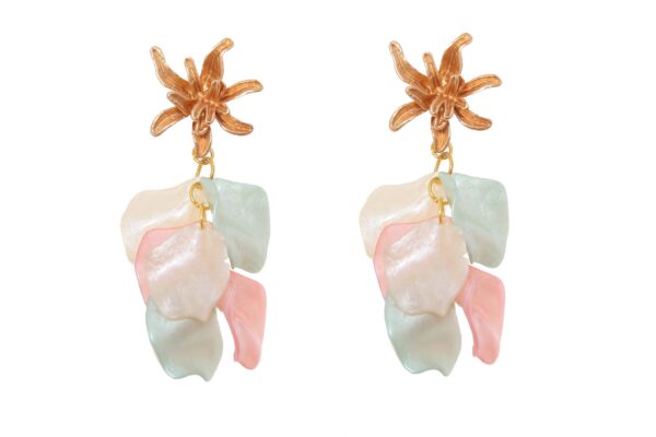 Pendientes de pétalos en colores pastel con cabezal de flor