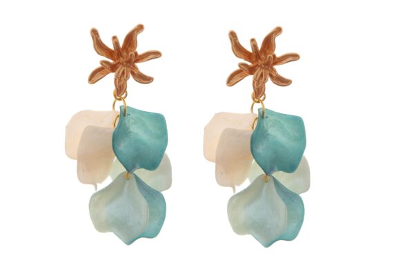 Pendientes de pétalos en colores verdes y beige con cabezal de hojas