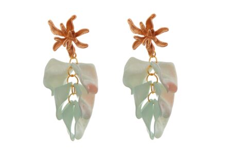 Pendientes de pétalos en color verde jabonoso con cabezal de hojas - Imagen 1
