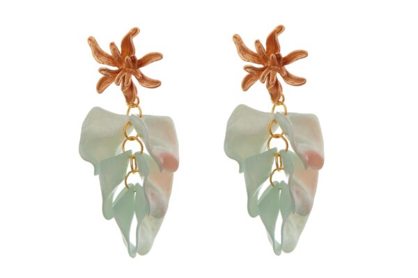 Pendientes de pétalos en color verde jabonoso con cabezal de hojas