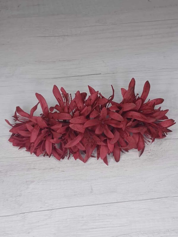 Diadema de jazmines burdeos