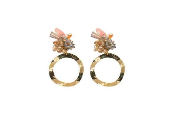 Pendientes de aro redondo dorado con textura martillada, con cabezal en forma de racimo de cuentas de cristal