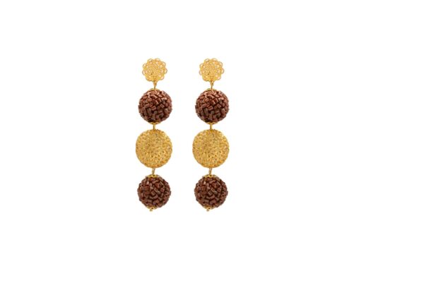 Pendiente dorado de dos esferas marrón con círculo labrado central y aplique dorado labrado