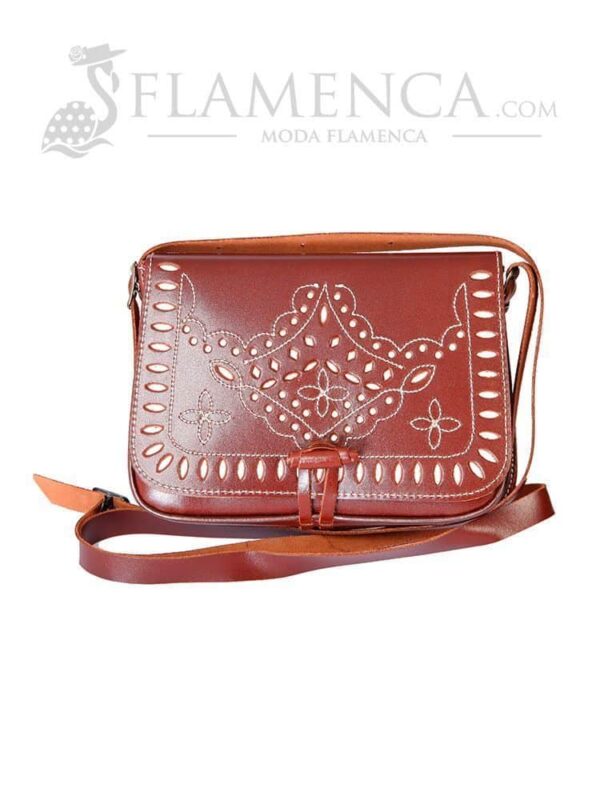 Bolso-bandolera de señora en piel cuero con fondo blanco
