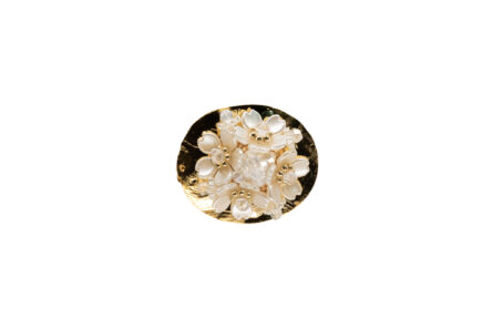 Broche ovalado con base dorada martillada, decorado con un ramo de pequeñas flores - Imagen 1