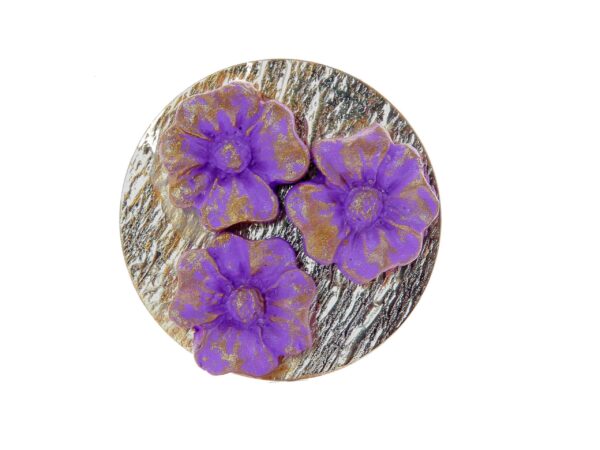 Broche de porcelana color lila con reflejos dorados