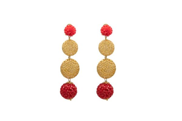 Pendiente dorado de dos círculos labrados, esfera final roja y aplique rojo en forma de flor.