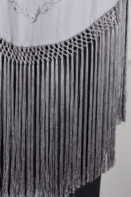 Mantón Alma Gris bordado en su tono - Imagen 2