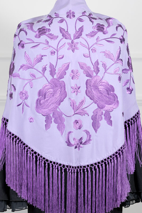 Mantón Amara Lila con bordado en violeta