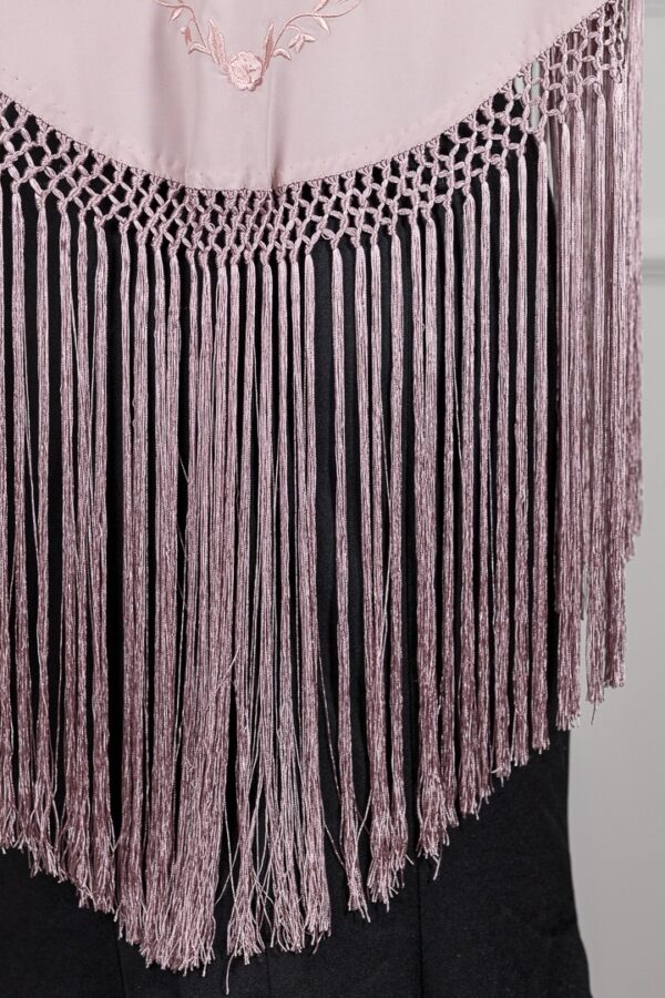 Mantón Alma rosa bebé bordado en su tono Mantón Alma rosa bebé bordado en su tono