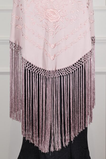 Mantón Alma rosa bebé bordado en su tono Mantón Alma rosa bebé bordado en su tono - Imagen 3