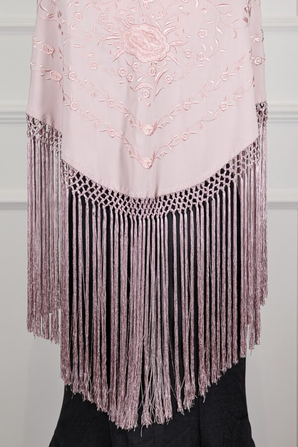 Mantón Alma rosa bebé bordado en su tono Mantón Alma rosa bebé bordado en su tono