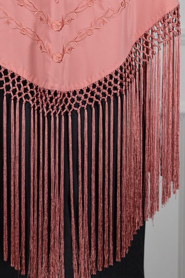 Mantón Alma Coral bordado en su tono