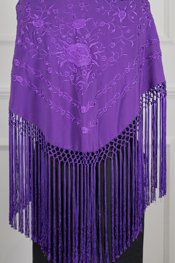 Mantón Alma Morado bordado en su tono