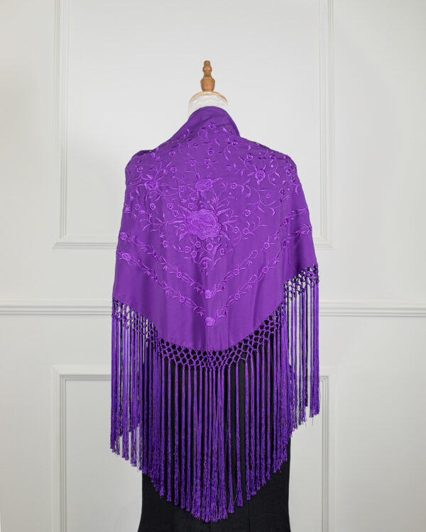 Mantón Alma Morado bordado en su tono