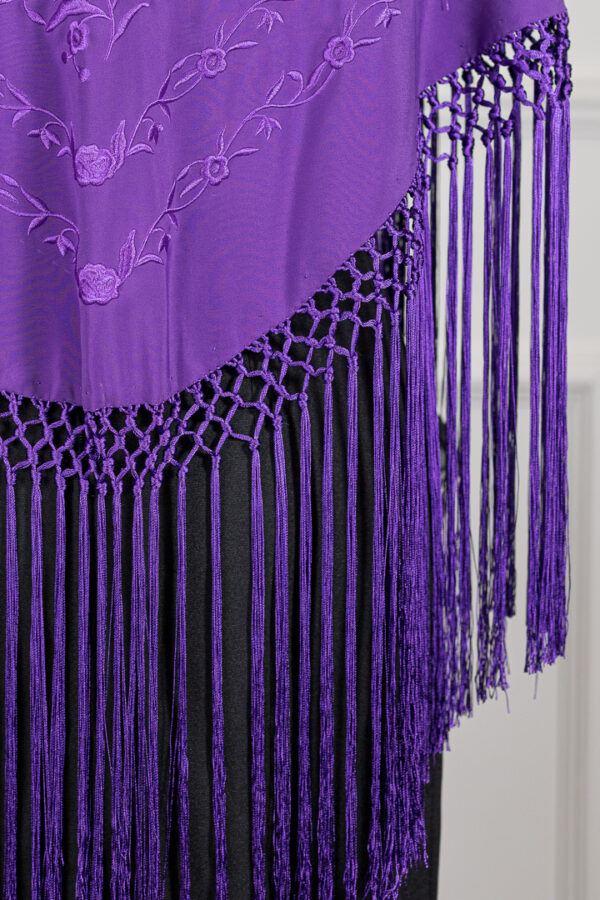 Mantón Alma Morado bordado en su tono