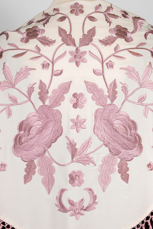Mantón Amara nude bordado en rosa palo