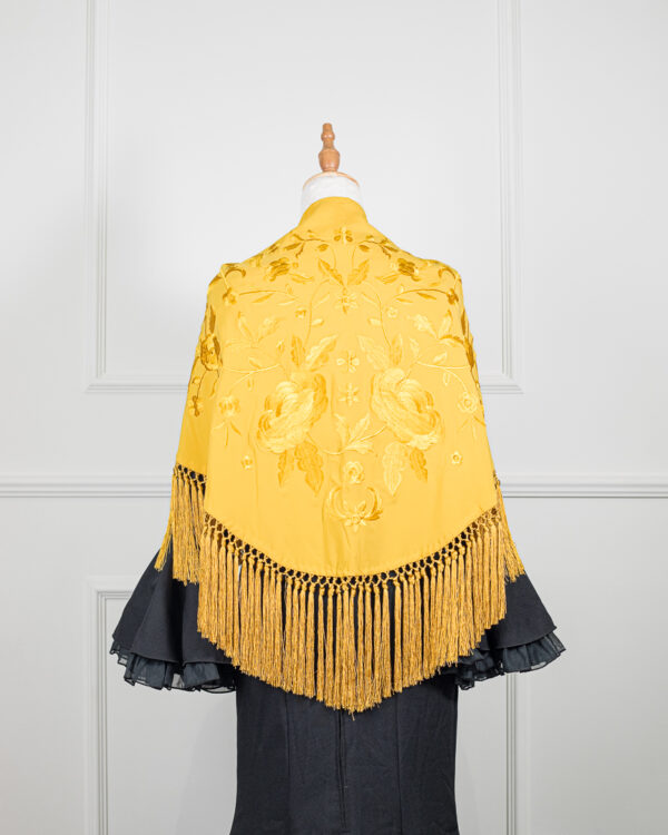 Mantón Amara Amarillo bordado en su tono