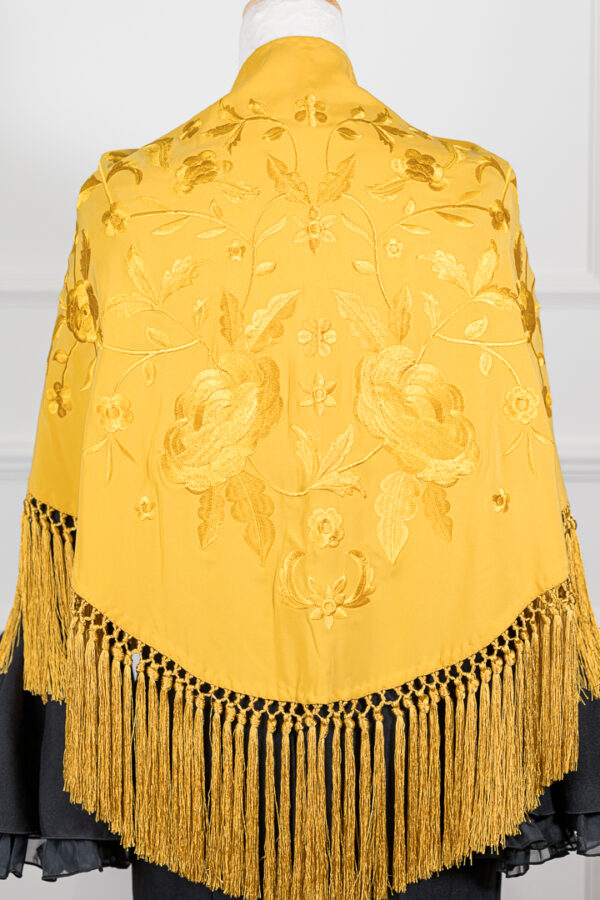 Mantón Amara Amarillo bordado en su tono