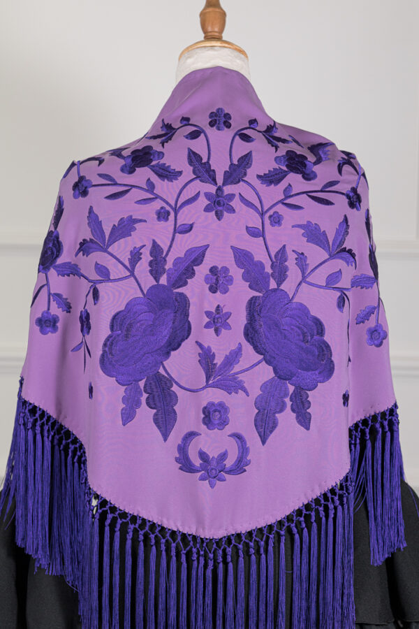 Mantón Amara violeta bordado en morado