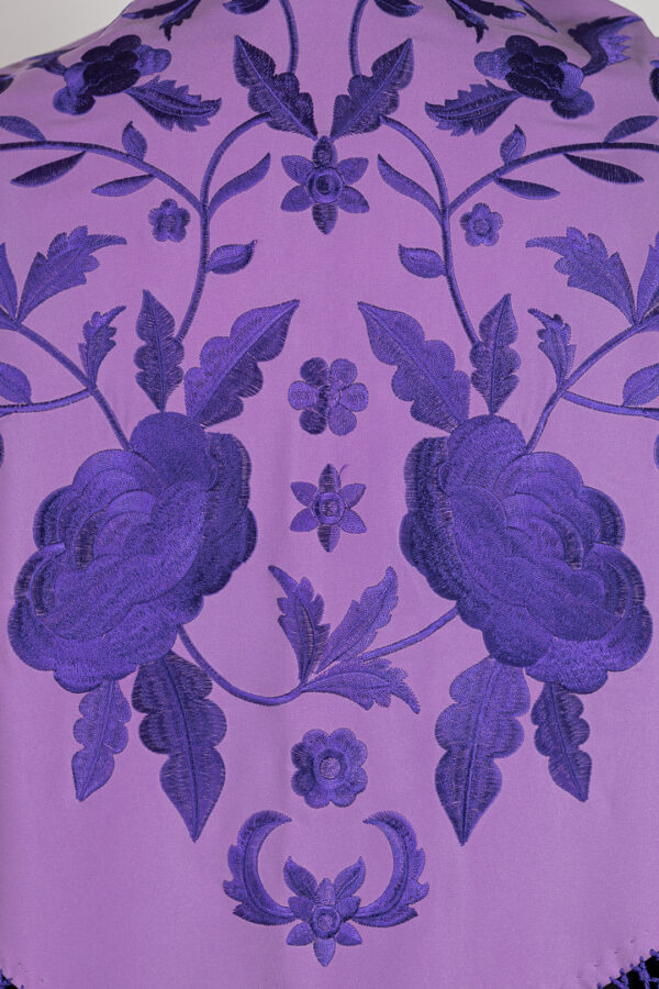Mantón Amara violeta bordado en morado